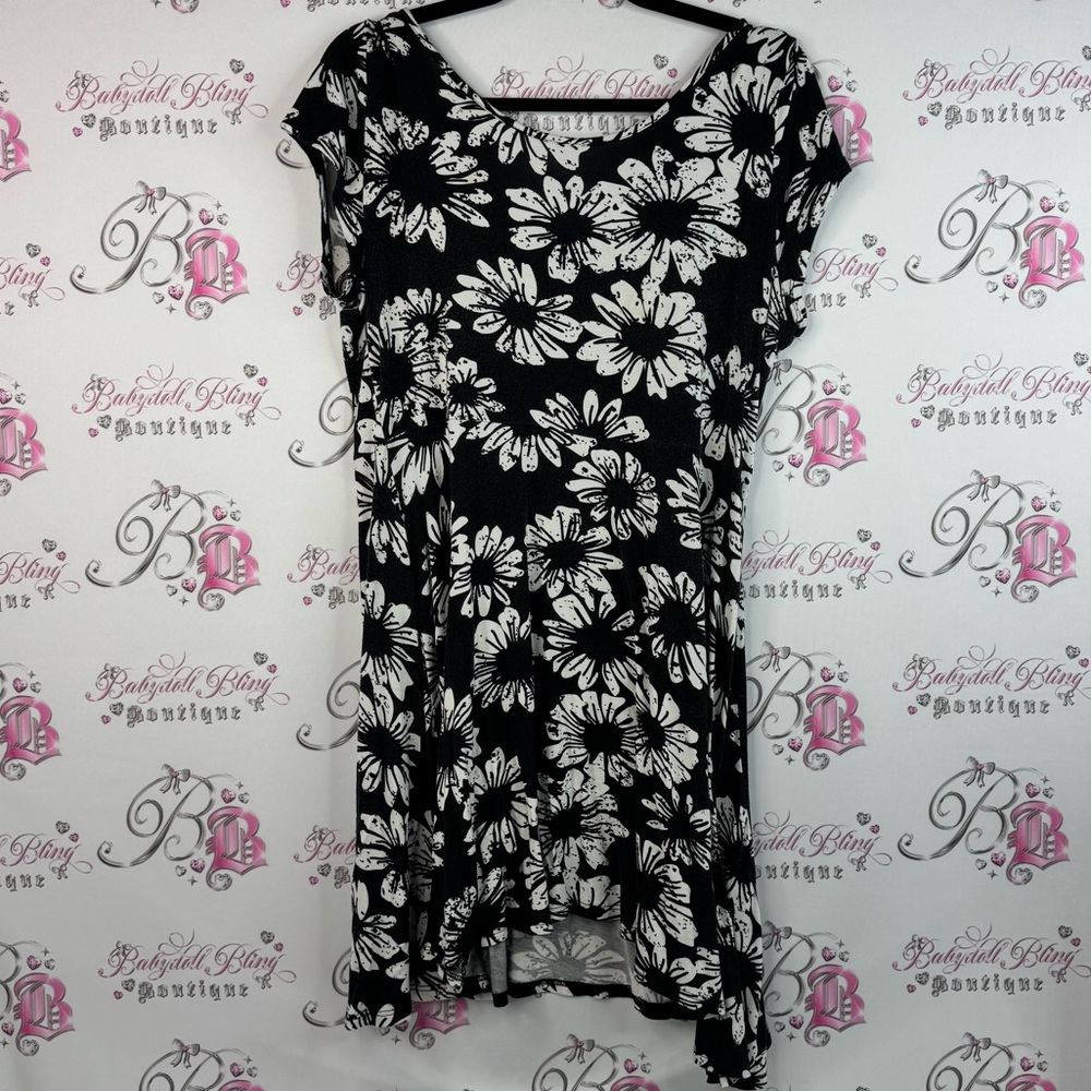 Jolie dress flower daisy Black and White Floral flowy Dress
